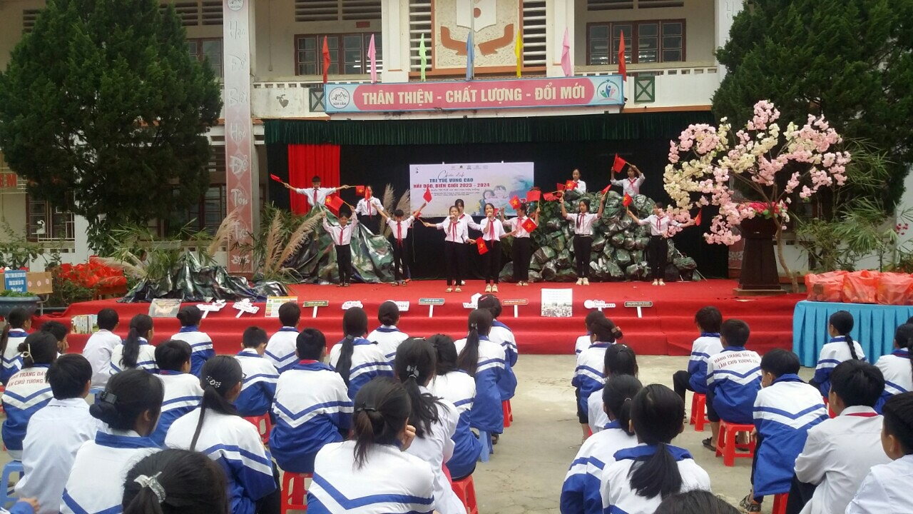 Quang cảnh ngày hội. z4915942226324_c8954b445e0d46098971ce4a79029b59.jpg