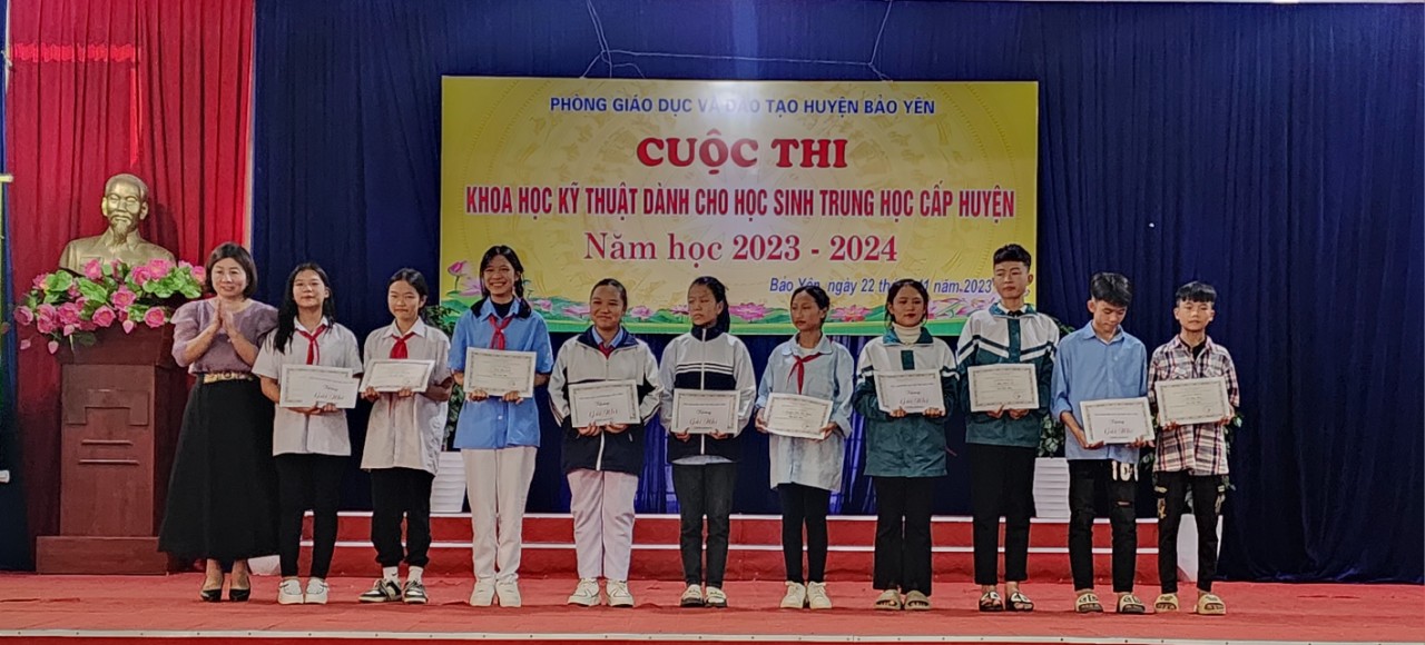 Trao giải Nhì cho các tác giả. Trao giải nhì cho các sản phẩm.jpg