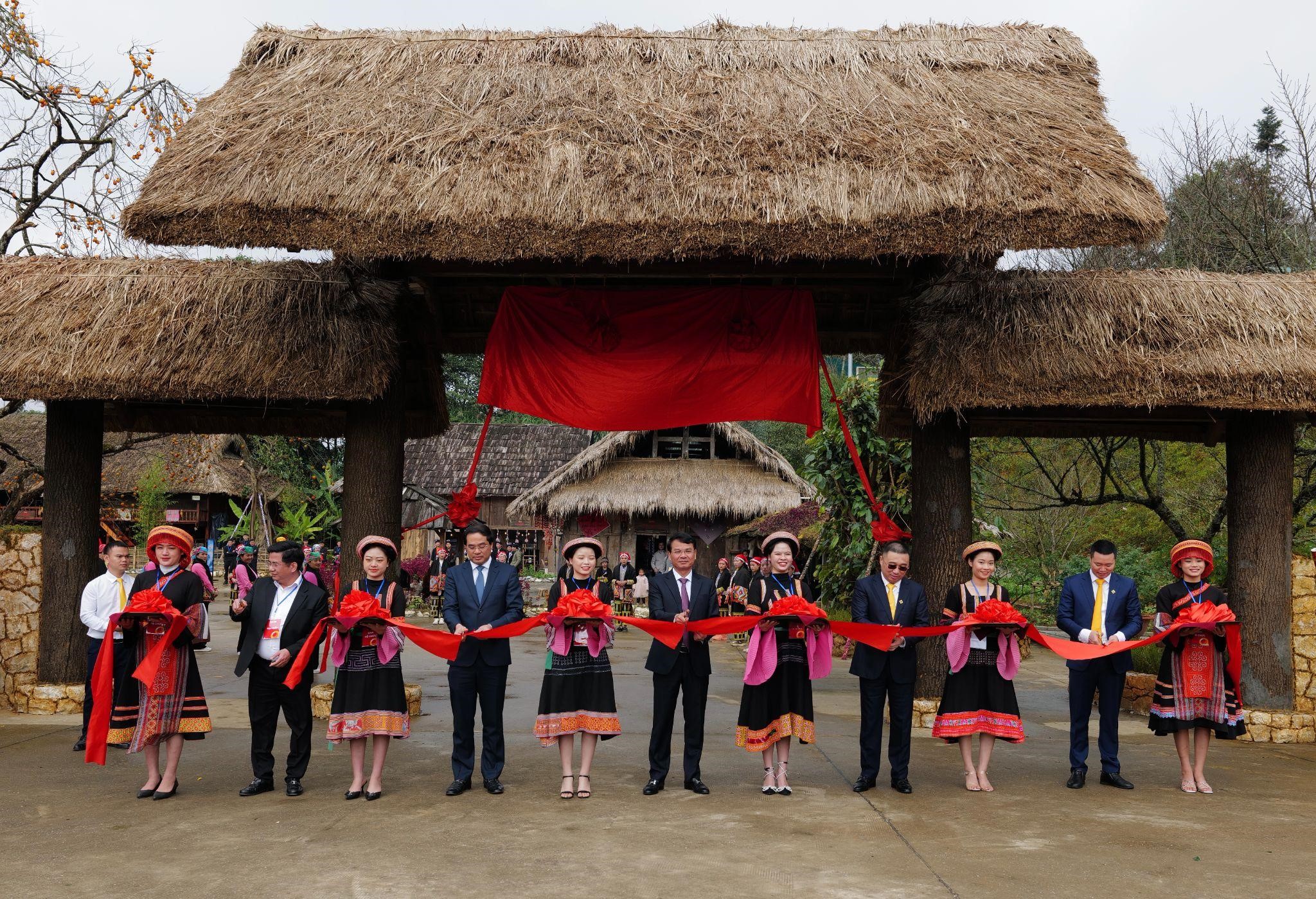 Lãnh đạo địa phương cùng tập đoàn Sun Group cắt băng khánh thành Bản Mây Fansipan. Sun 3.jpg