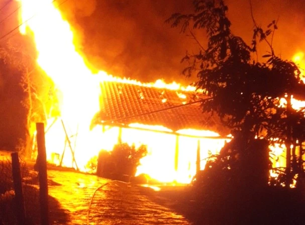 Căn nhà 3 gian của gia đình ông Mềnh bị thiêu rụi.jpg