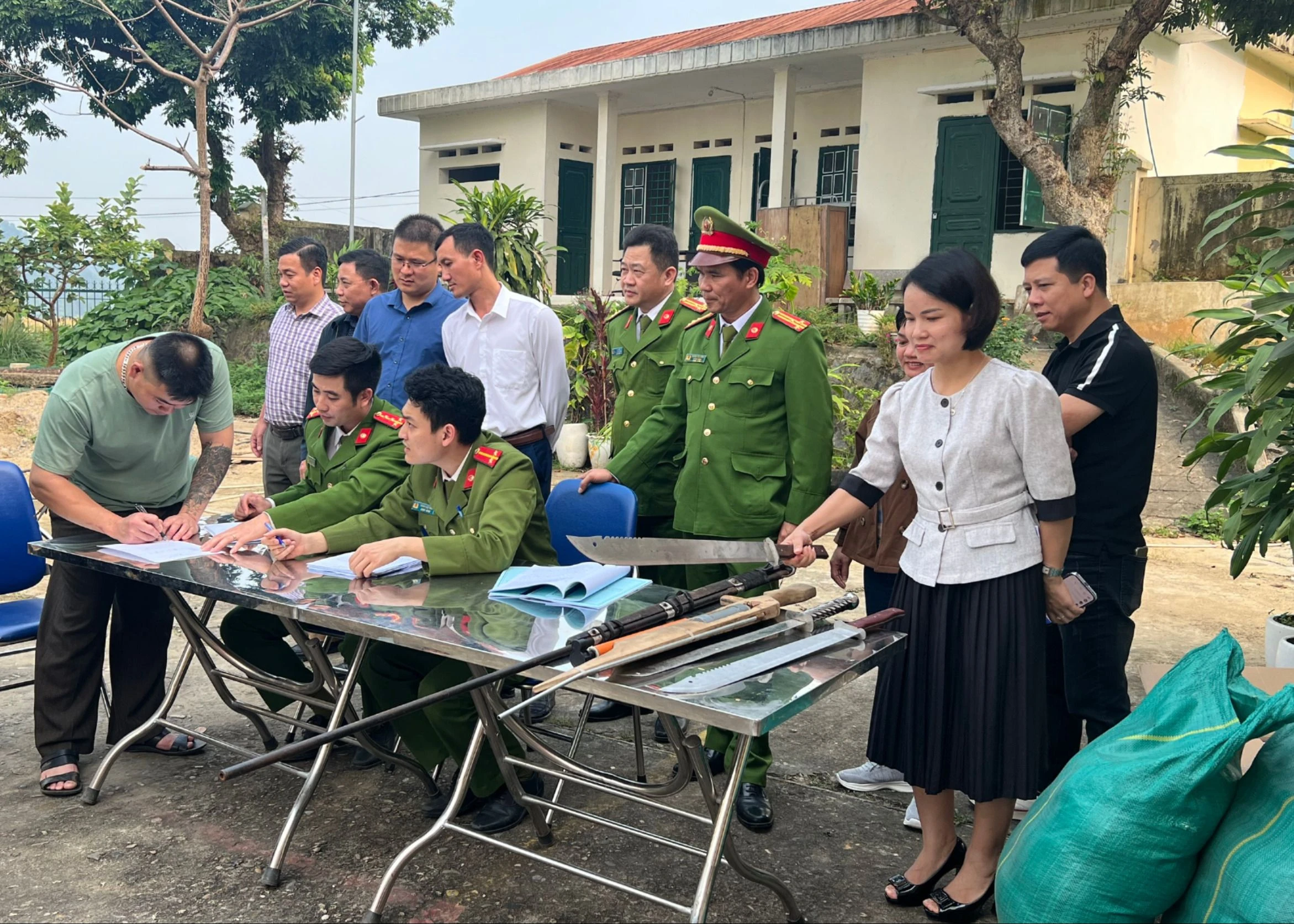 Ảnh 4. Người dân chủ động giao nộp vũ khí và công cụ hỗ trợ (2).jpg