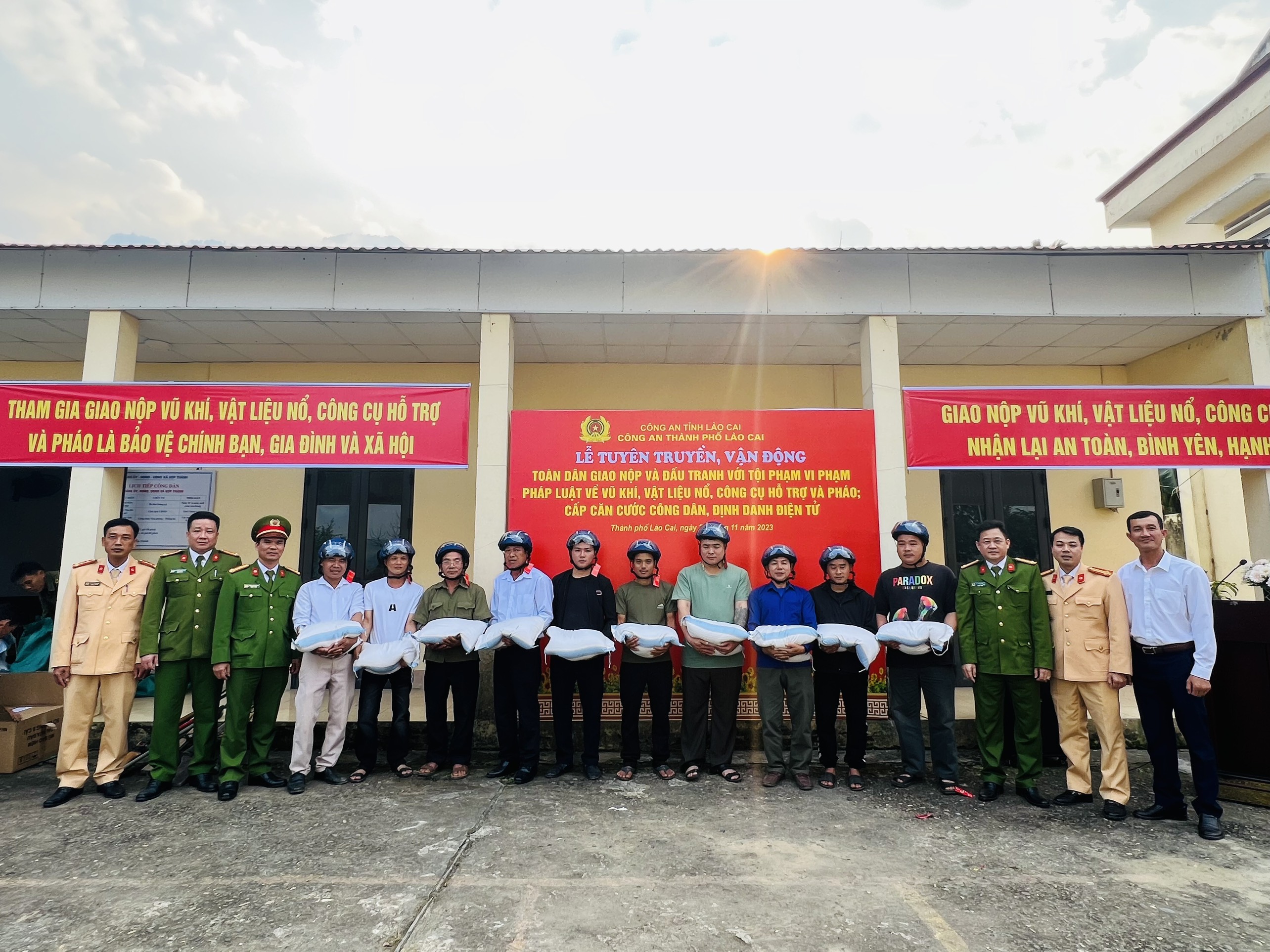 Tặng quà cho người dân. Ảnh 6. Đoàn công tác tặng quà cho người dân trên địa bàn (1).jpg
