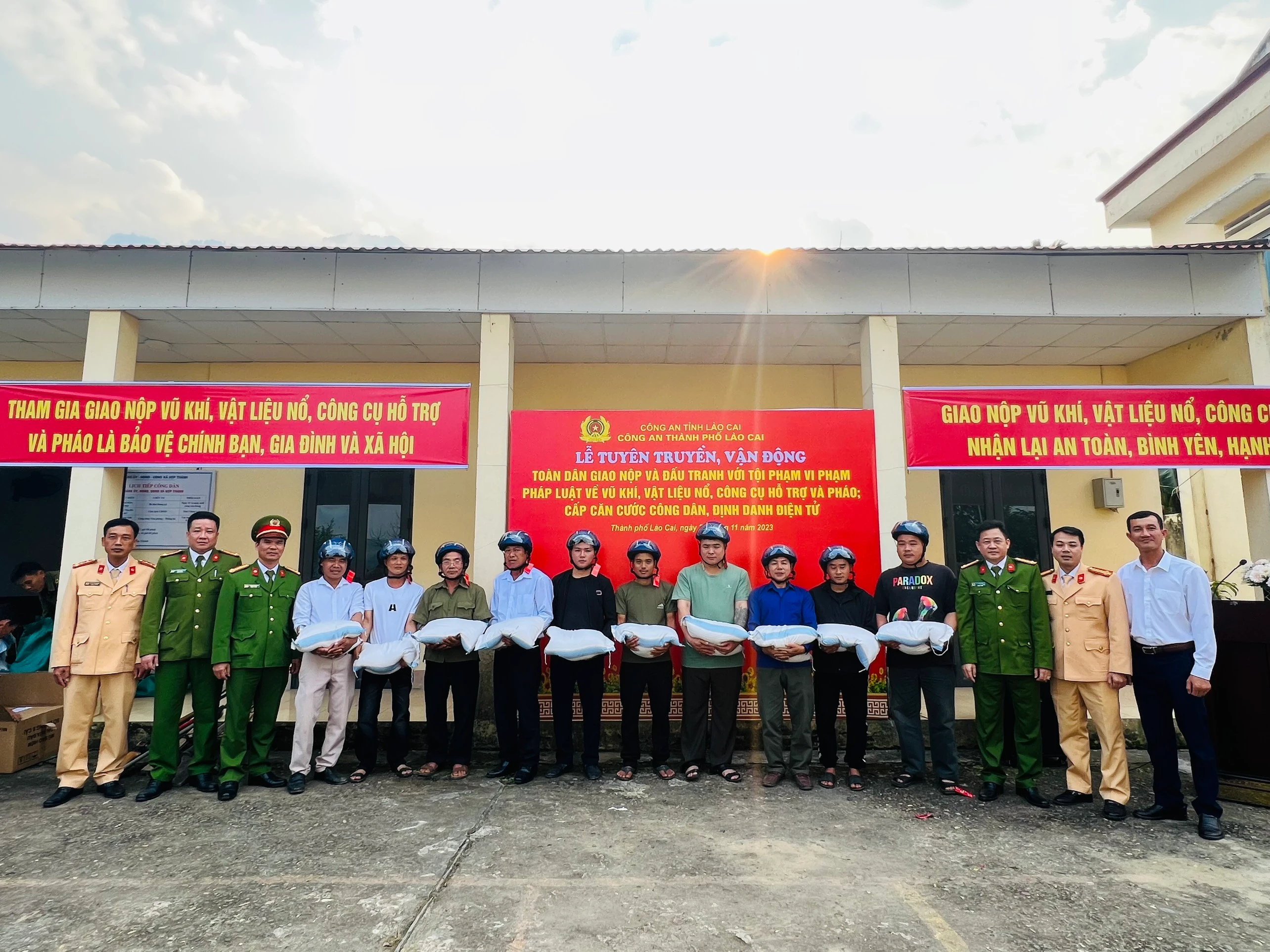 Ảnh 6. Đoàn công tác tặng quà cho người dân trên địa bàn (1).jpg