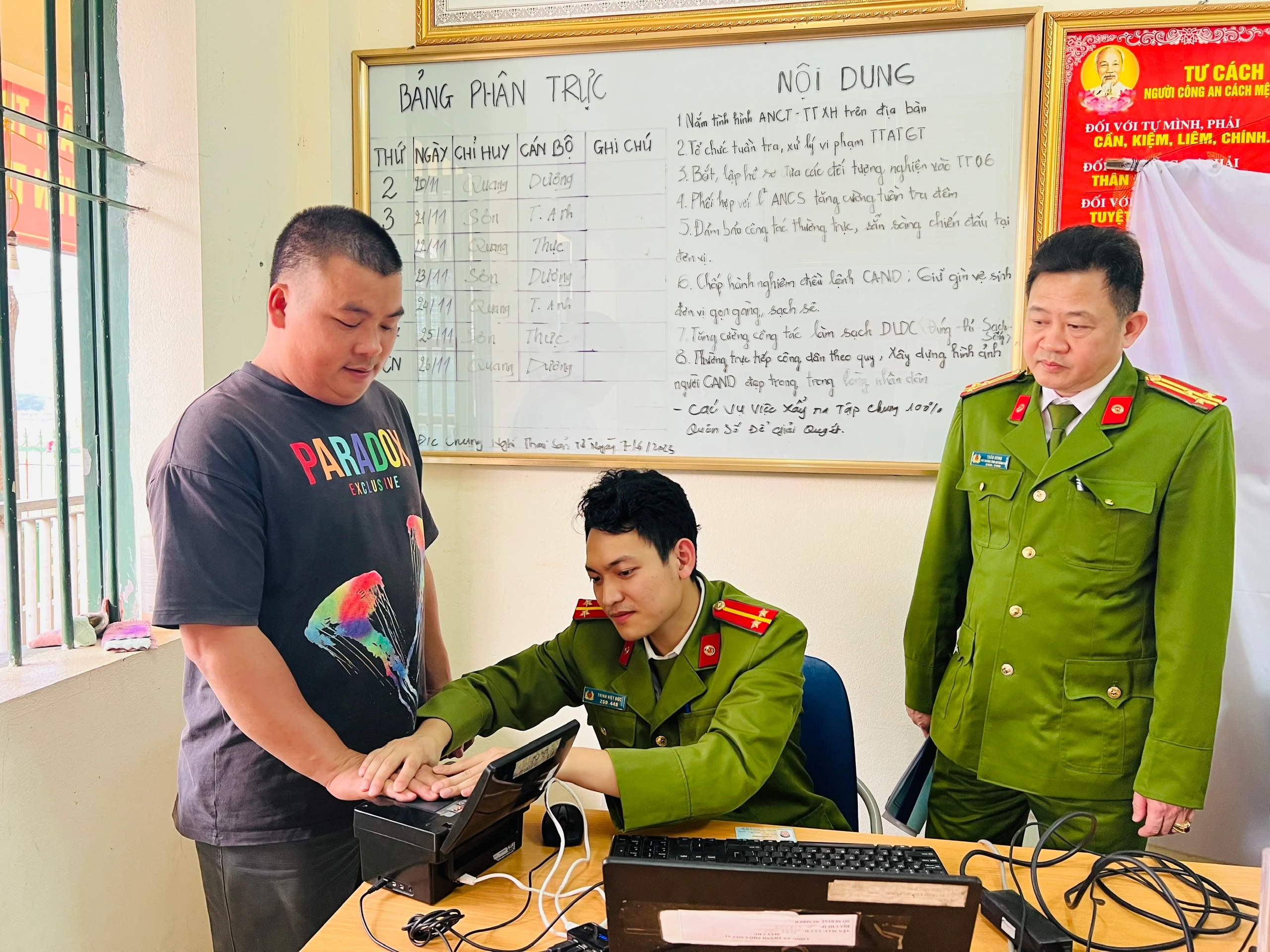 Ảnh 5. Cấp căn cước công dân và định danh điện tử cho người dân .jpg