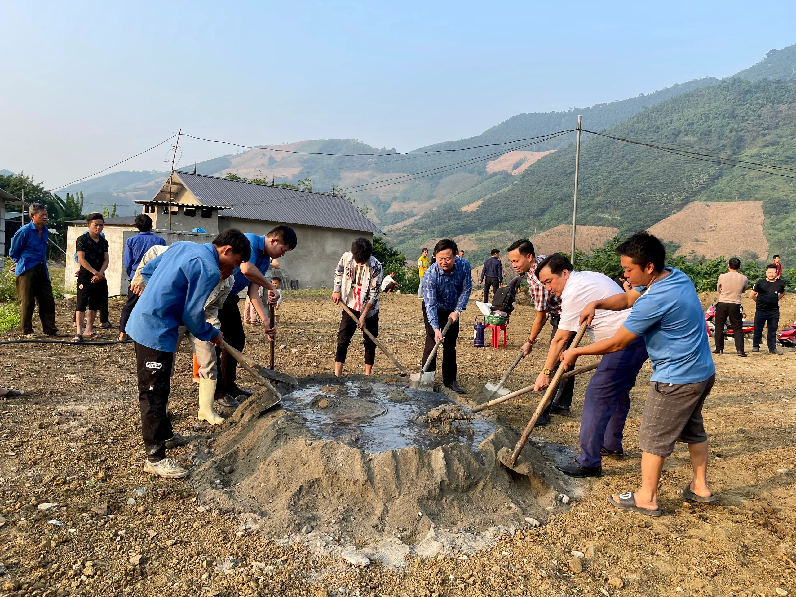 Ra quân đổ sân bê tông công trình sân chơi cho em.jpg