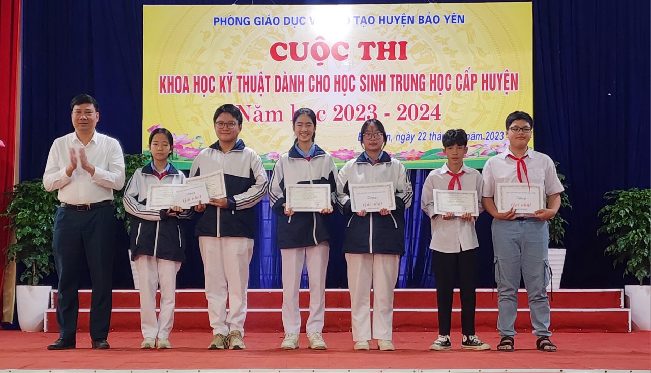 Trao giải Nhất cho các tác giả. Ban tổ chức trao giải nhất cho các sản phẩm.jpg