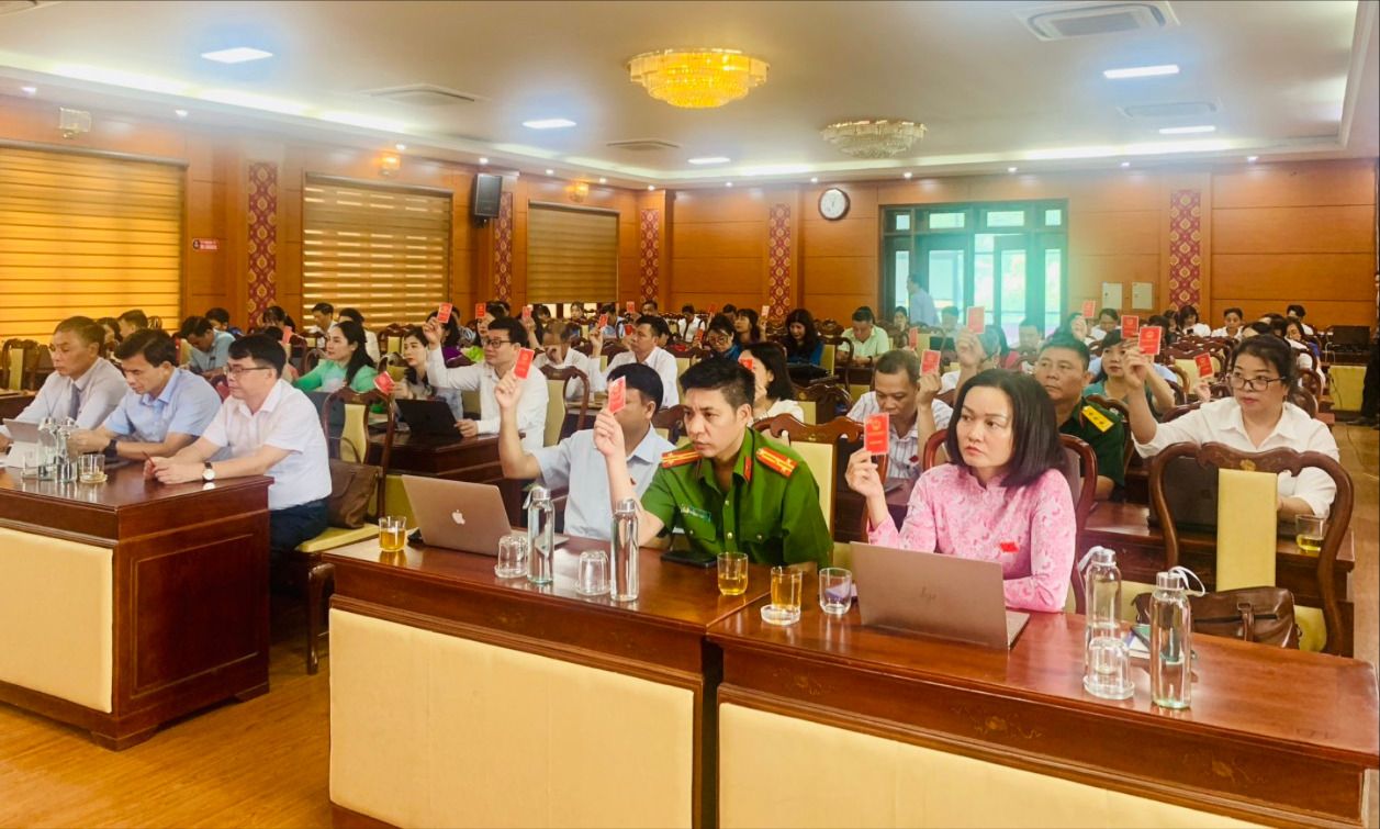 Biểu quyết thông qua nghị quyết. z5644035570358_b1d4112fb36a7a9a69f8613de3b0bed2.jpg