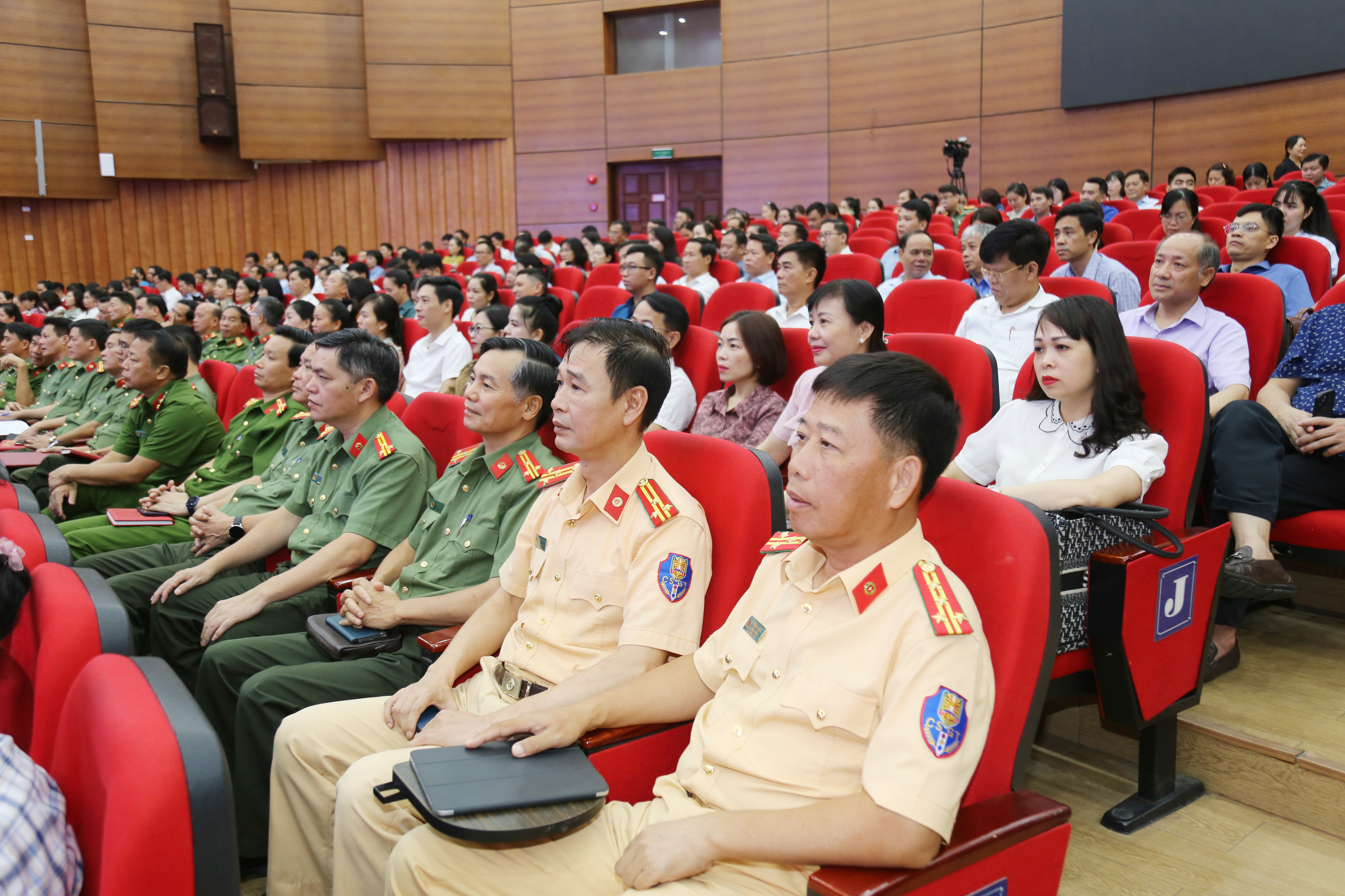 Cán bộ, công chức, viên chức, lực lượng công an tại Lào Cai được quán triệt Quy định 144 của Bộ Chính trị. img-9063-2086 - Copy.jpg