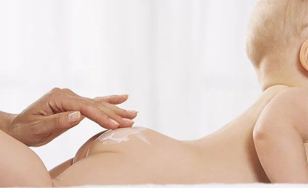Ưu tiên chọn kem chống hăm có thành phần tự nhiên. hăm 1.jpg