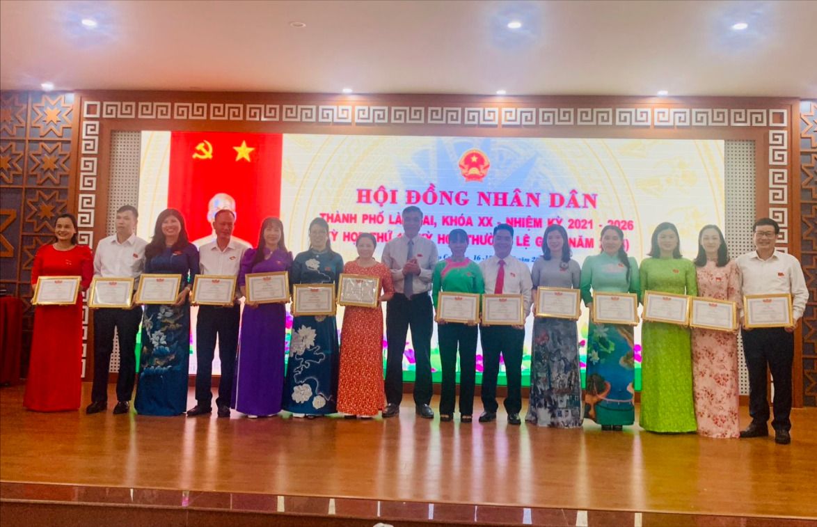 Khen thưởng các tập thể, cá nhân có thành tích xuất sắc giữa nhiệm kỳ HĐND thành phố. z5644035570559_0248ae2be38db5118741eb843398c8f0.jpg