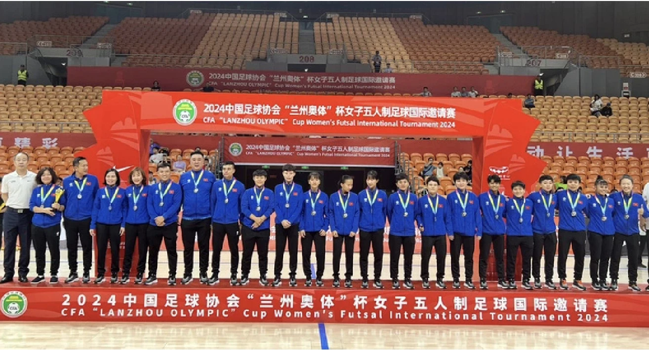 Đội tuyển futsal nữ Việt Nam trên bục nhận HCB. Ảnh: VFF
