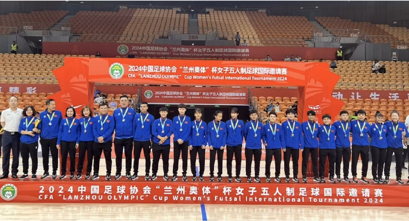 Đội tuyển futsal nữ Việt Nam trên bục nhận HCB. Ảnh: VFF