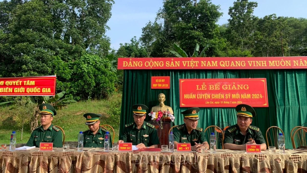 các Đại biểu dự lễ bế giảng khoá huấn luyện chiến sĩ mới.jpg