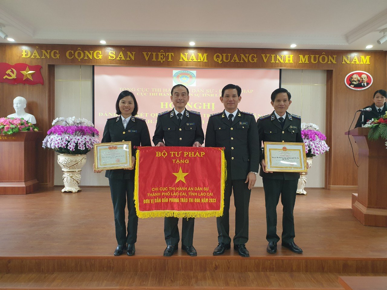 Trao danh hiệu tập thể Lao động xuất sắc, Bằng khen và Cờ thi đua cho Chi cục Thi hành án dân sự thành phố Lào Cai. z5613684021615-6ccadedfbb00025f9be383e805604525-7394.jpg