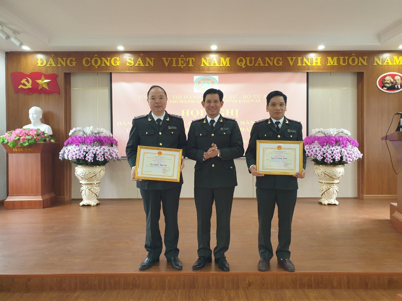 Cục trưởng Cục Thi hành án dân sự tỉnh trao danh hiệu Chiến sĩ thi đua cơ sở và tặng Giấy khen cho cá nhân. z5613684021616-b34223468384a3829f950b3a9fb02174-40.jpg