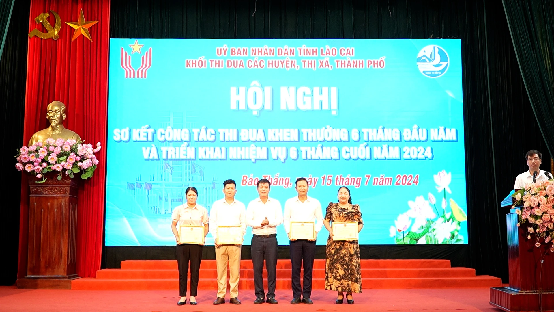 Chủ tịch UBND huyện Bảo Thắng trao giấy khen cho các cá nhân, tập thể điển hình tiên tiến.jpg