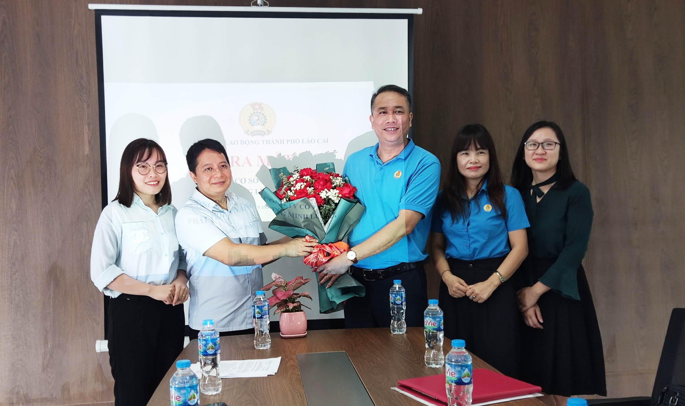 Lãnh đạo Liên đoàn Lao động thành phố Lào Cai trao quyết định và tặng hoa chúc mừng. z5637695807355_f8de523c5421f07b0d607afbdd77ca0a (1).jpg