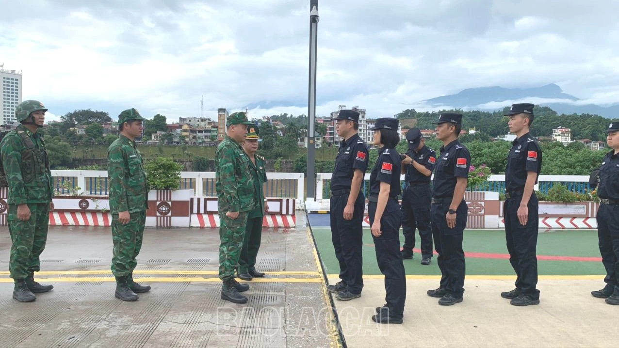 Đội trưởng tuần tra liên hợp của Hai bên gặp gỡ trao đổi tại vạch phân định đường biên giới Cưa rkhaaur quốc tế đường bộ Lào Cai - Hà Khẩu.jpg
