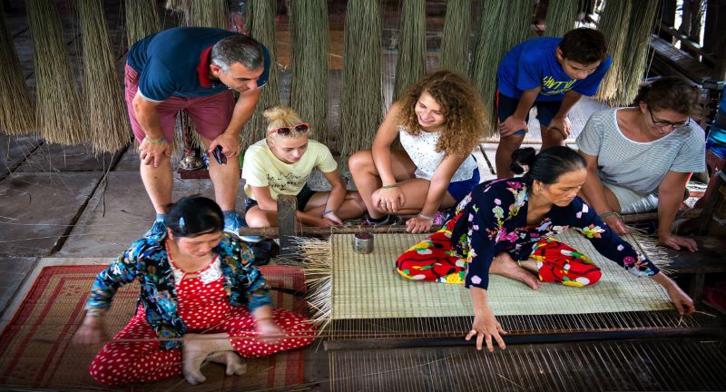 Du khách quốc tế trải nghiệm nghề làm chiếu thủ công. (Ảnh: Vietnamtravel) du lịch 1.jpg