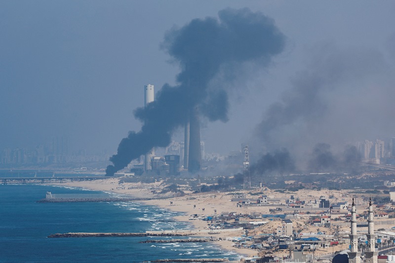Khói bốc lên sau một đợt tấn công của Israel vào Dải Gaza, ngày 7/10/2023. (Ảnh: Reuters) xung đột.jpg