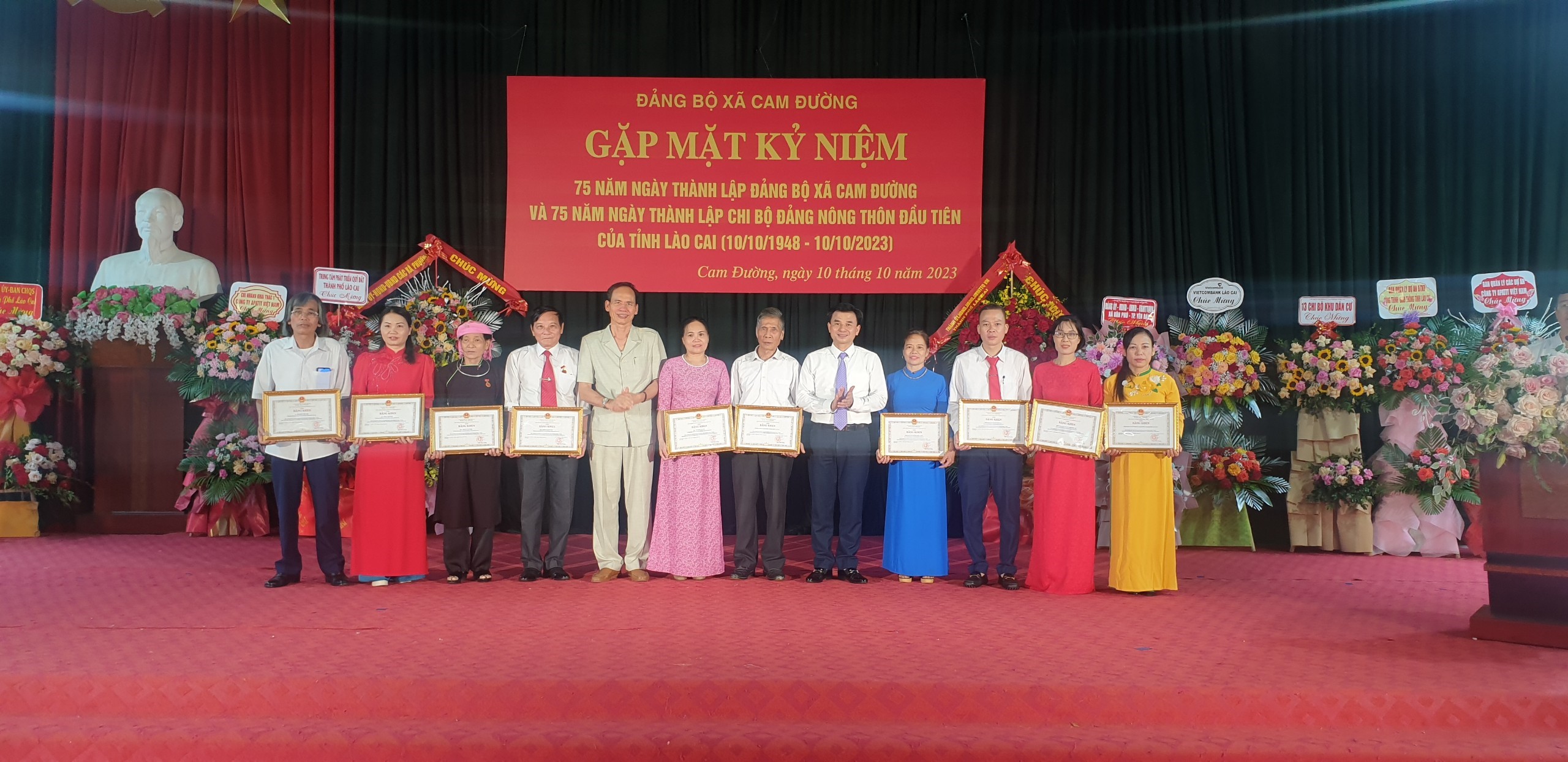 Các cá nhân và tập thể có thành tích xuất sắc trong đợt thi đua chào mừng kỷ niệm 75 năm ngày thành lập Đảng bộ xã Cam Đường. Chi bộ Cam Đường 3.jpg