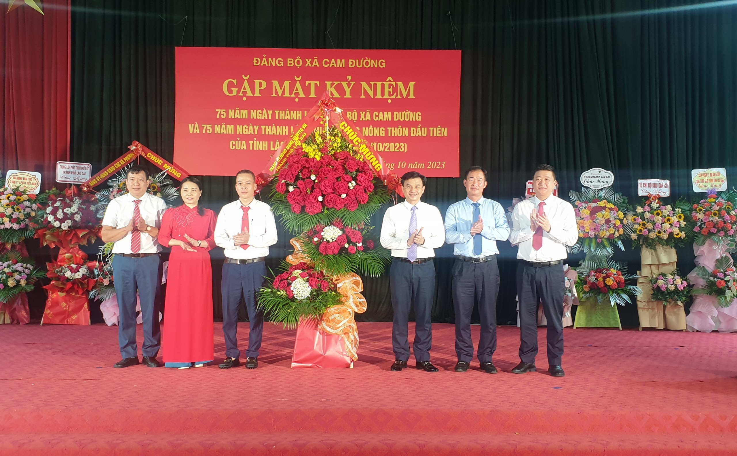 Lãnh đạo thành phố Lào Cai tặng hoa chúc mừng Đảng bộ xã Cam Đường. chi bộ Cam Đường 2.jpg