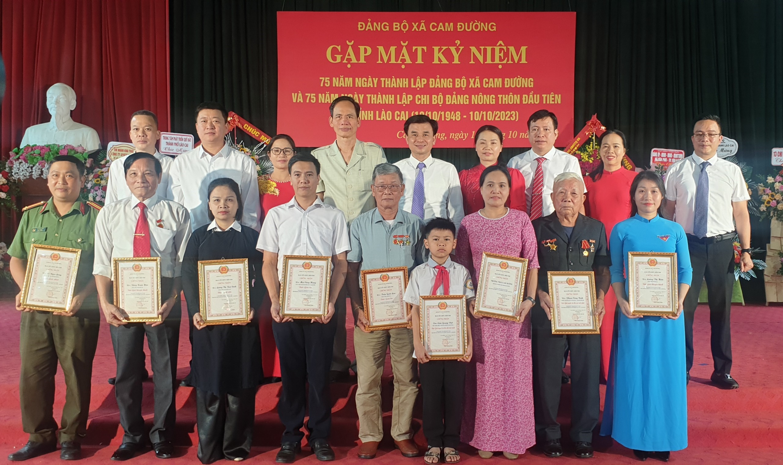 Trao giải thưởng cho các tập thể, cá nhân đạt giải trong Cuộc thi viết tìm hiểu lịch sử 75 năm ngày thành lập Đảng bộ xã Cam Đường (thành phố Lào Cai). Chi bộ Cam Đường 4.jpg