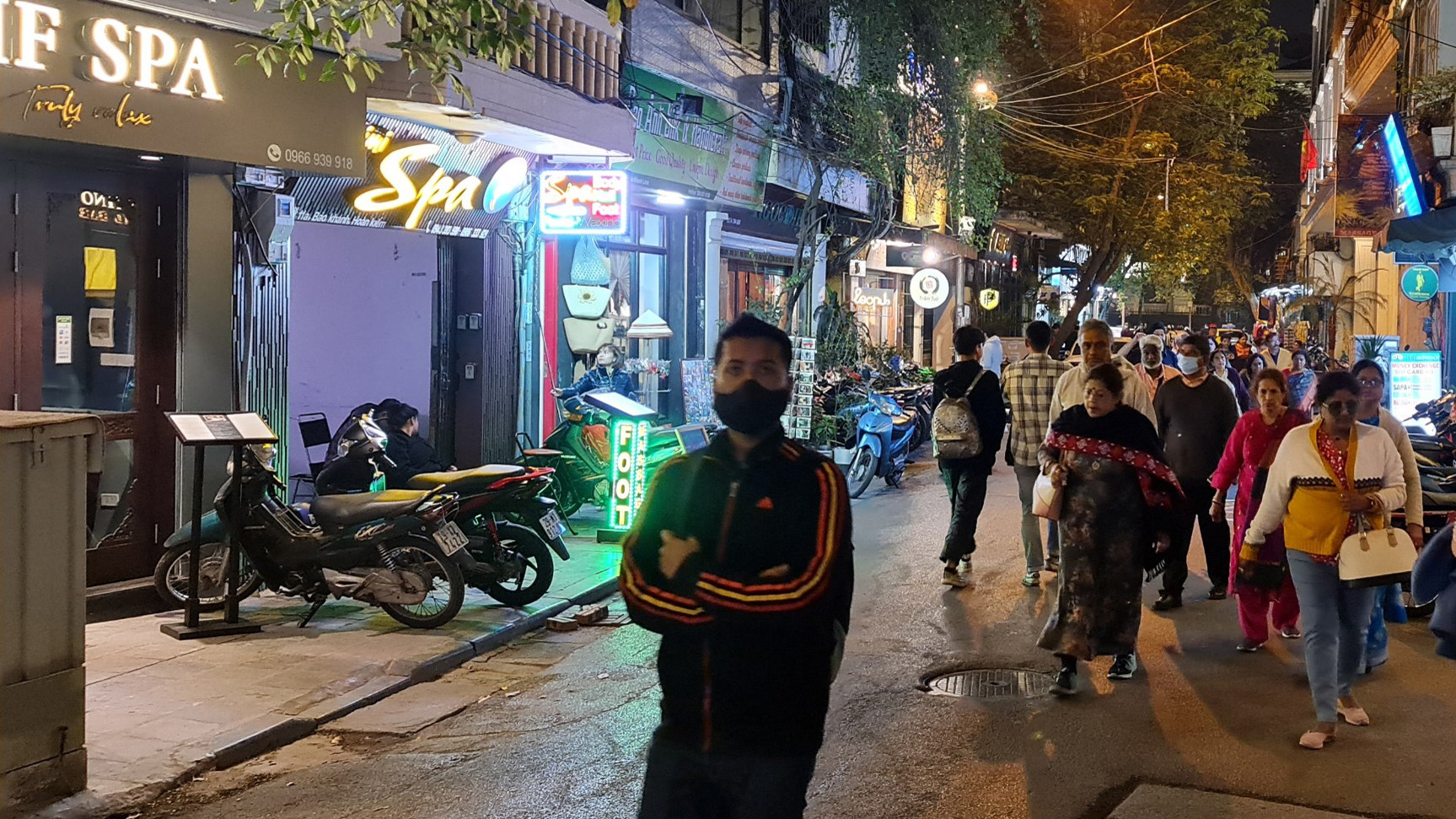 Khách Ấn Độ tham quan phố cổ Hà Nội. (Ảnh: Trang Linh) du lịch 3.jpg