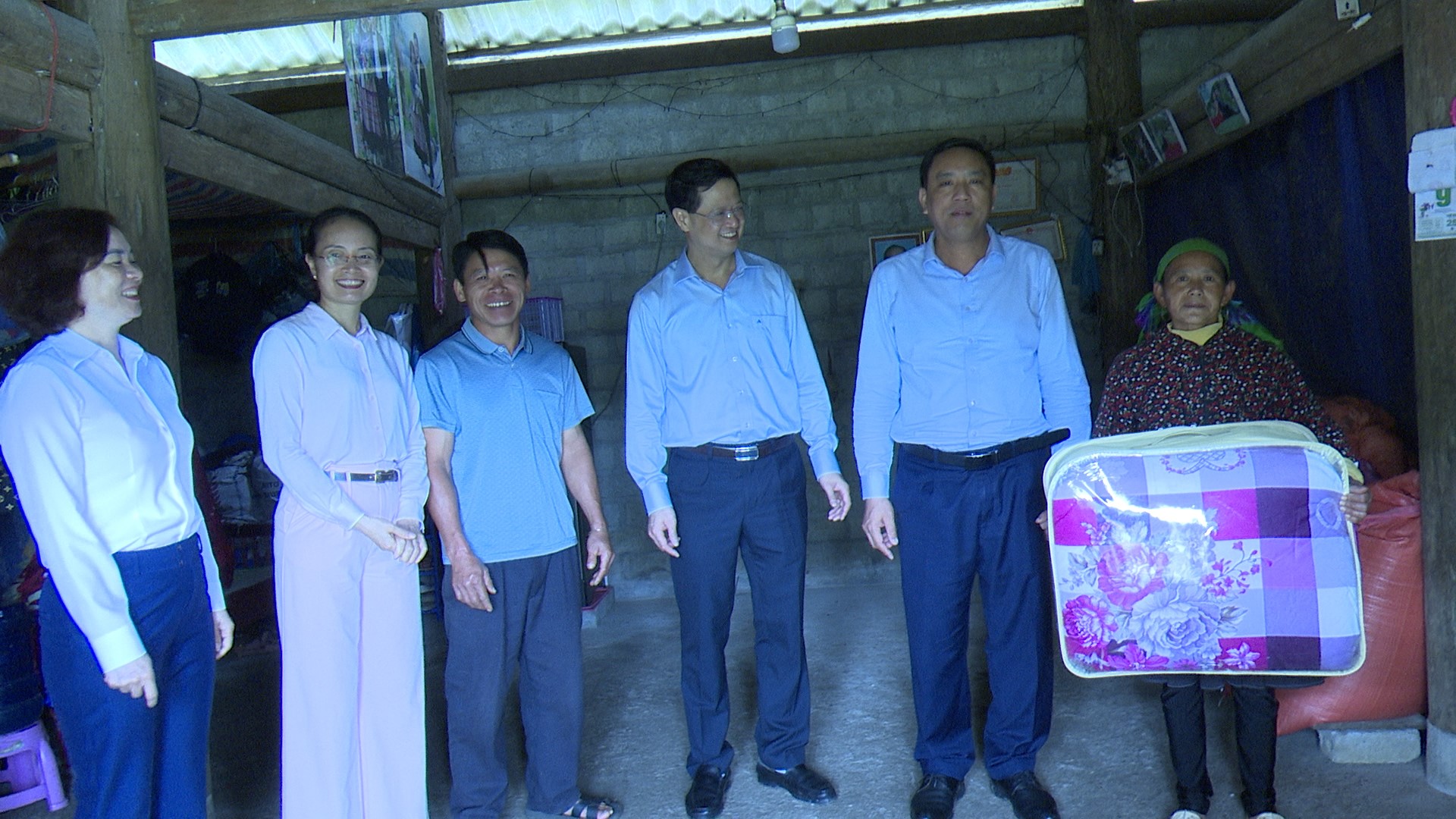 Thăm và tặng quà một số hộ dân tại xã Hoàng Thu Phố và xã Tả Văn Chư. Hoàng Giang 3.jpg