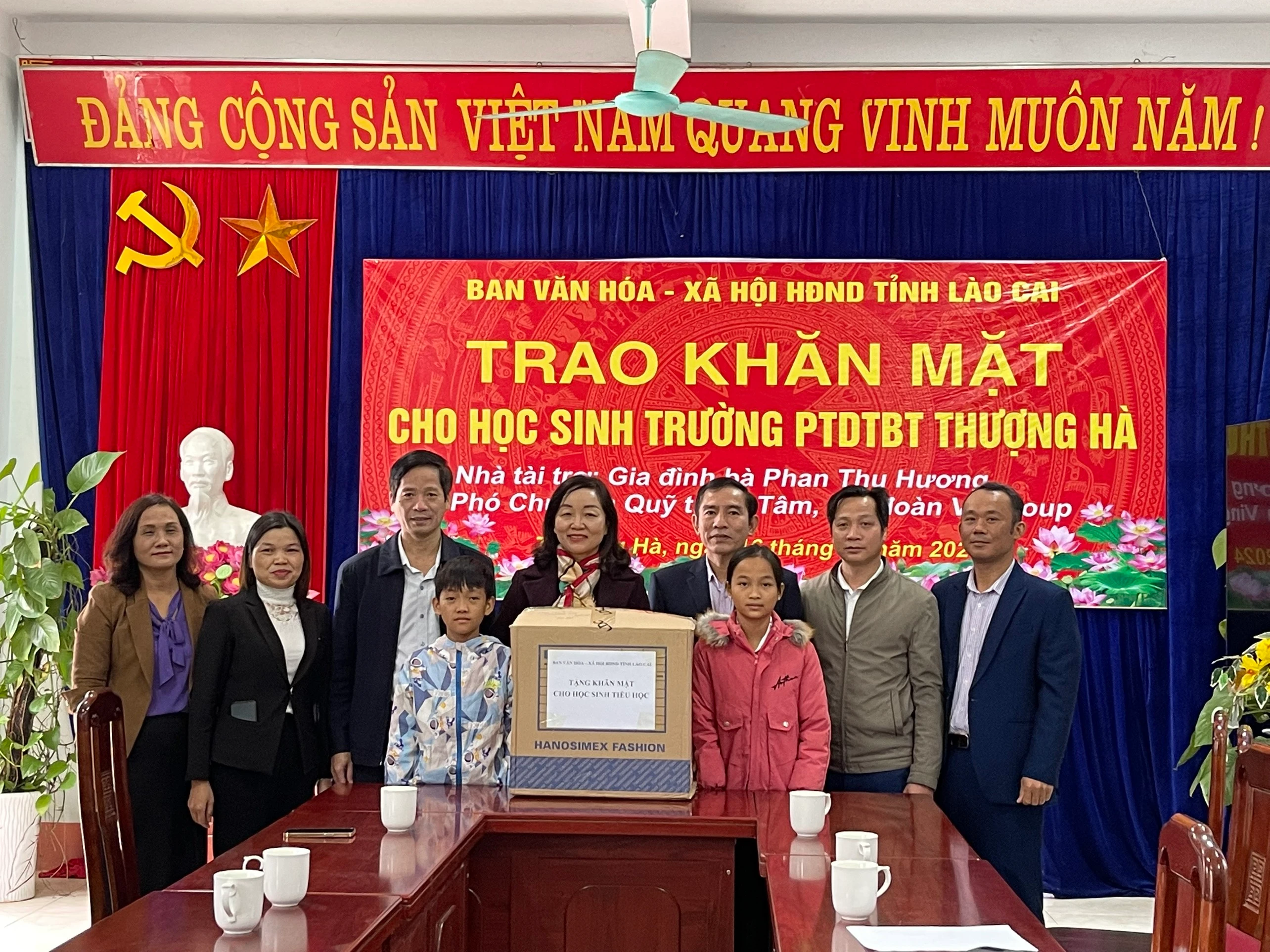 trao-tang-khan-mat-cho-hoc-sinh-truong-ptdt-ban-tru-tieu-hoc-thuong-ha-6990.jpg