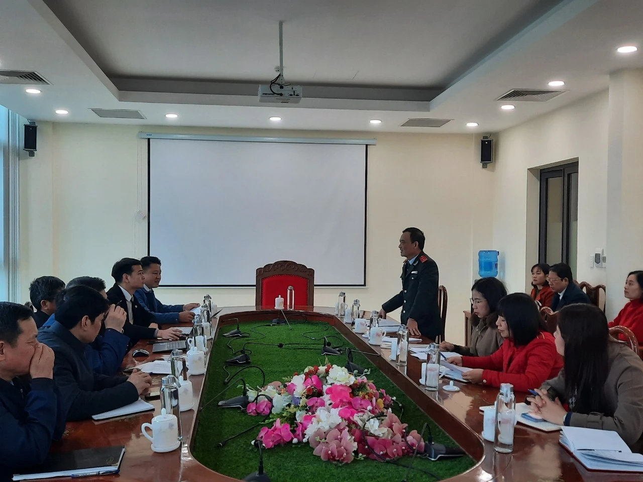 Đoàn liên ngành đang làm việc với UBND huyện Văn Bàn.jpg