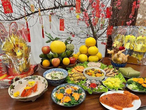 Nhiều gia đình bày biện mâm cúng ông Công, ông Táo thịnh soạn và đặt ở ban thờ gia tiên vì cho rằng, ban thờ gia tiên vẫn là nơi tôn nghiêm, sạch sẽ. Ảnh minh họa mam-le-cung-ong-cong-ong-tao-2024-can-nhung-gi-1-1706667692-116-width512height384.jpg