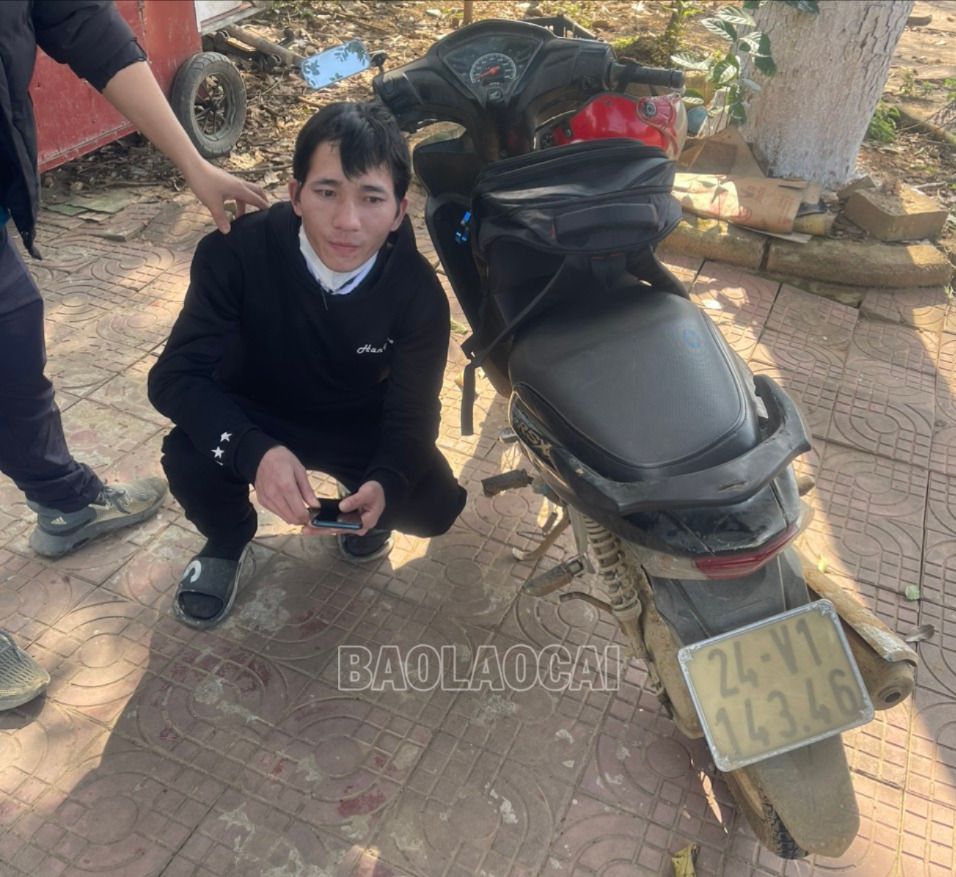 Hoàng Văn Cua bị bắt giữ cùng tang vật. Ảnh. Đối tượng Hoàng Văn Cua cùng tang vật .jpg