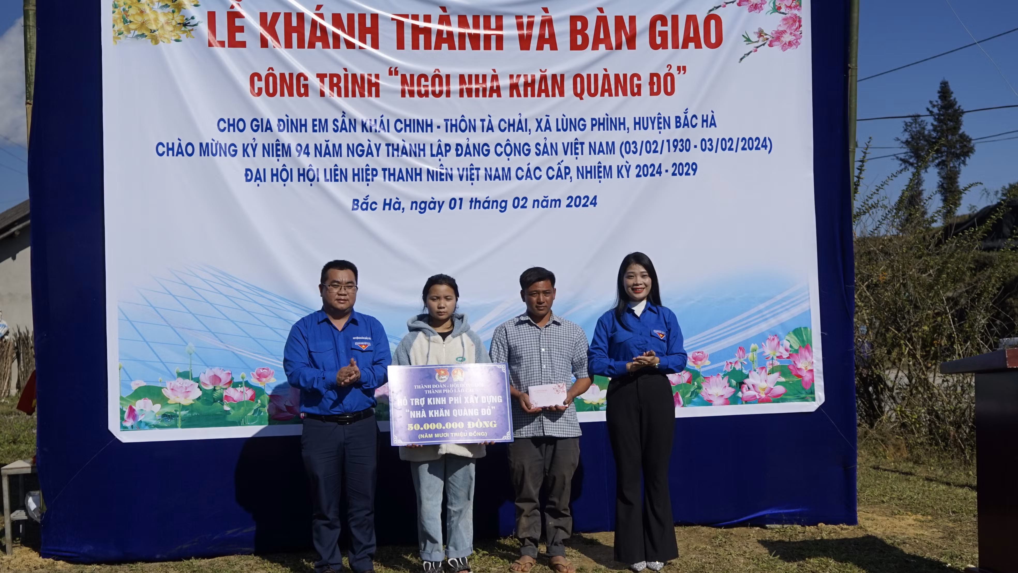 Trao phần tiền hỗ trợ còn lại cho gia đình em Sần Khái Chinh.