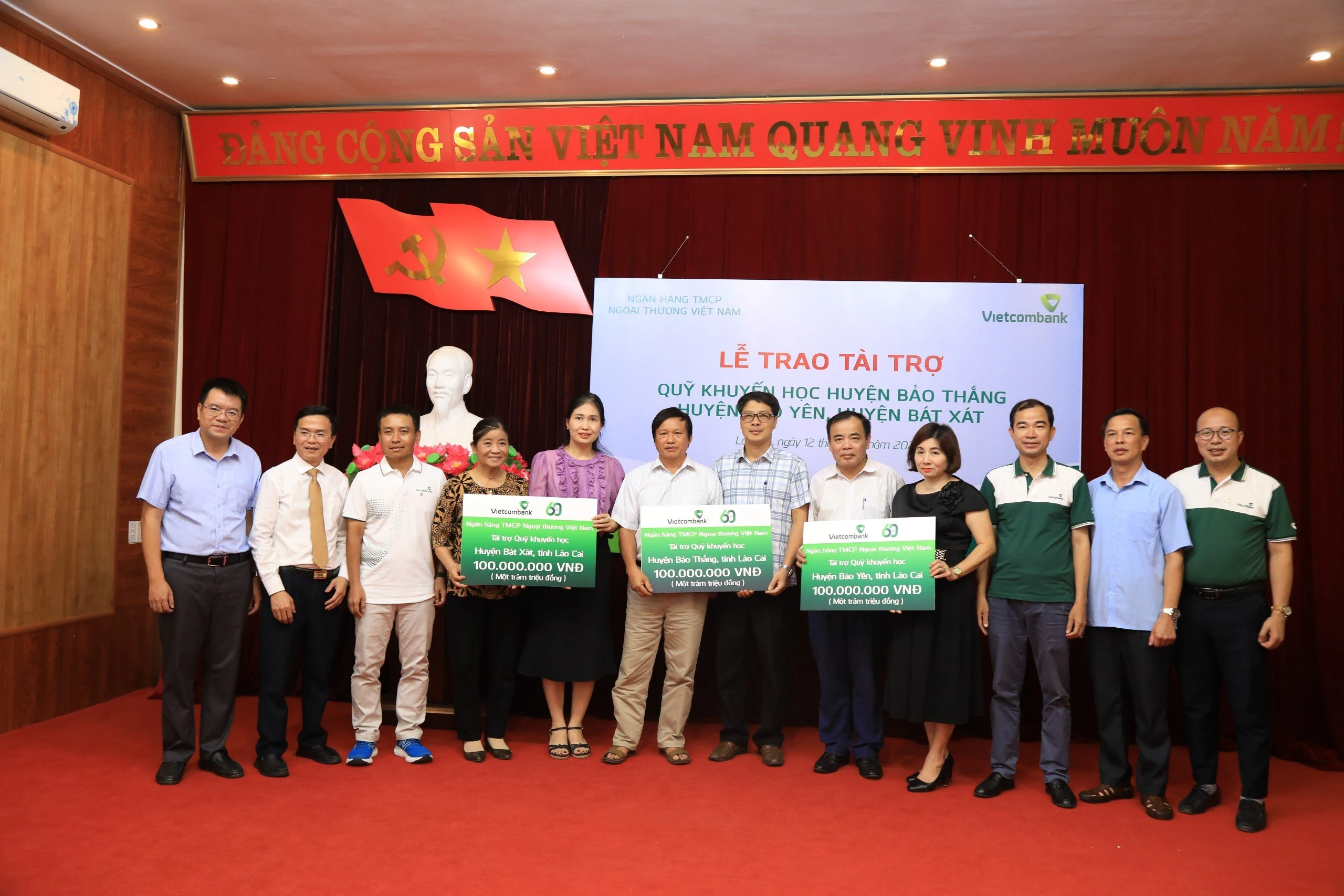 Tài trợ Quỹ Khuyến học huyện Bát Xát, huyện Bảo Thắng và huyện Bảo Yên.