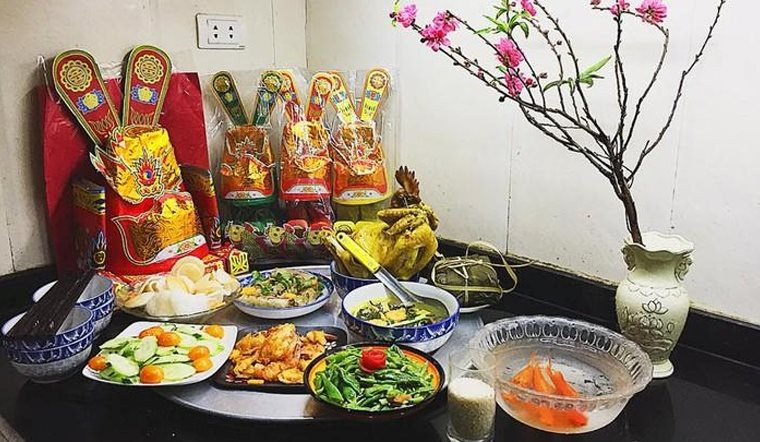 Cũng có nhiều gia đình bày biện mâm cỗ cúng ông Công, ông Táo tại khu vực bếp nấu vì quan niệm, ông Công, ông Táo là các vị thần cai quản đất đai, bếp núc của các gia đình nên vị trí bếp là thích hợp. Ảnh minh họa Cũng có nhiều gia đình bày biện mâm cỗ cúng ông Công, ông Táo tại khu vực bếp nấu vì quan niệm, ông Công, ông Táo là các vị thần cai quản đất đai, bếp núc của các gia đình nên vị trí bếp là thích hợp. Ảnh minh họa