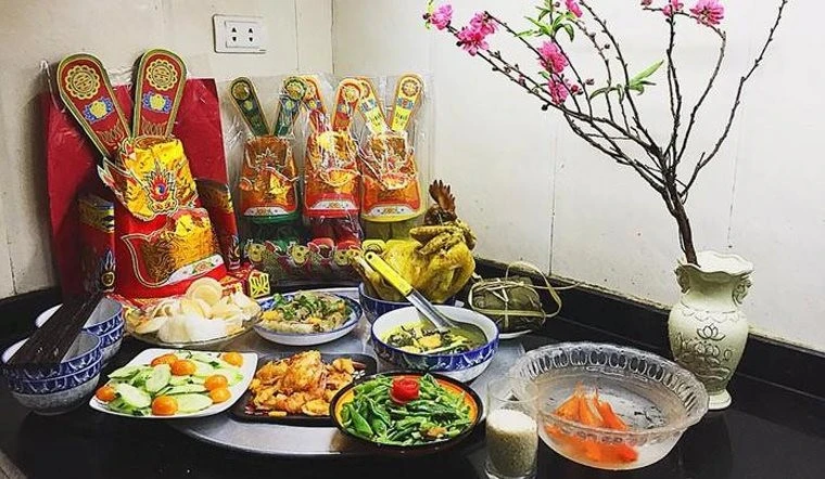 Cũng có nhiều gia đình bày biện mâm cỗ cúng ông Công, ông Táo tại khu vực bếp nấu vì quan niệm, ông Công, ông Táo là các vị thần cai quản đất đai, bếp núc của các gia đình nên vị trí bếp là thích hợp. Ảnh minh họa