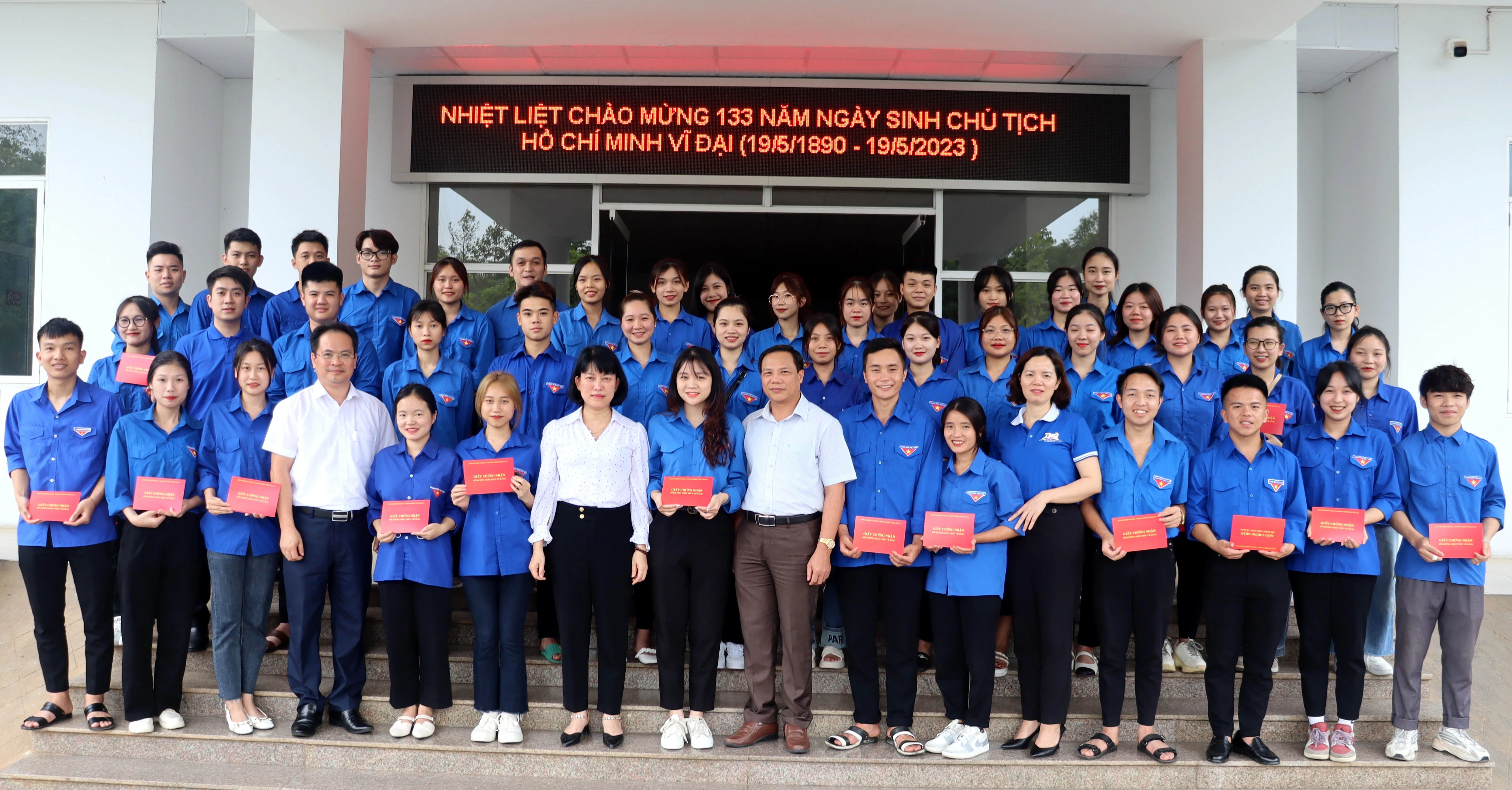 Trao Chứng nhận hoàn thành lớp bồi dưỡng về Đảng cho 50 sinh viên ưu tú của Phân hiệu Đại học Thái Nguyên tại Lào Cai và Trường Cao đẳng Lào Cai..jpg