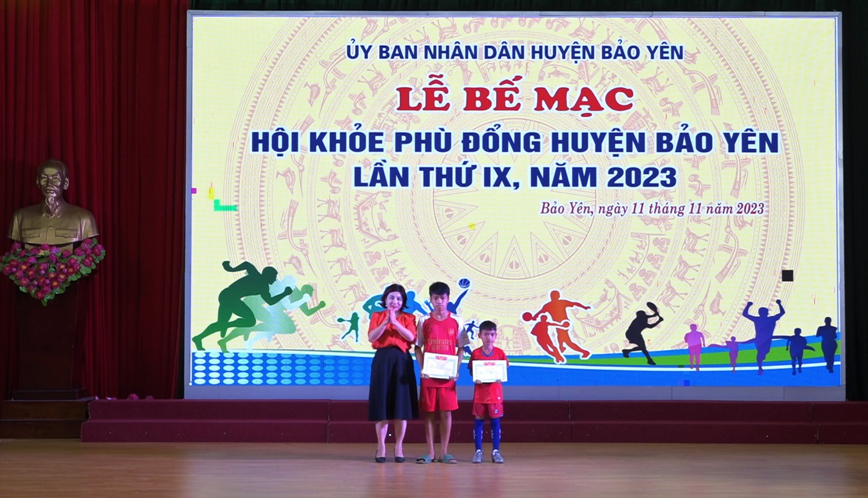 Ban Tổ chức trao giải cho các vận động viên đạt thành tích cao tại Hội khỏe Phù Đổng. Ban tổ chức trao giải cho các VĐV đạt thành tích cao tại Hội khỏe phù đổng (2)_1.jpg