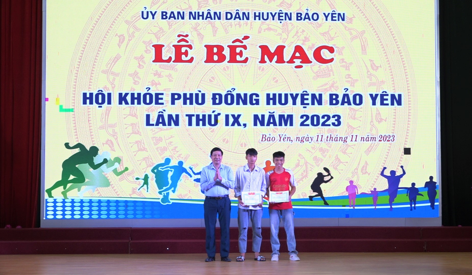 Ban tổ chức trao giải cho các VĐV đạt thành tích cao tại Hội khỏe phù đổng (1).jpg