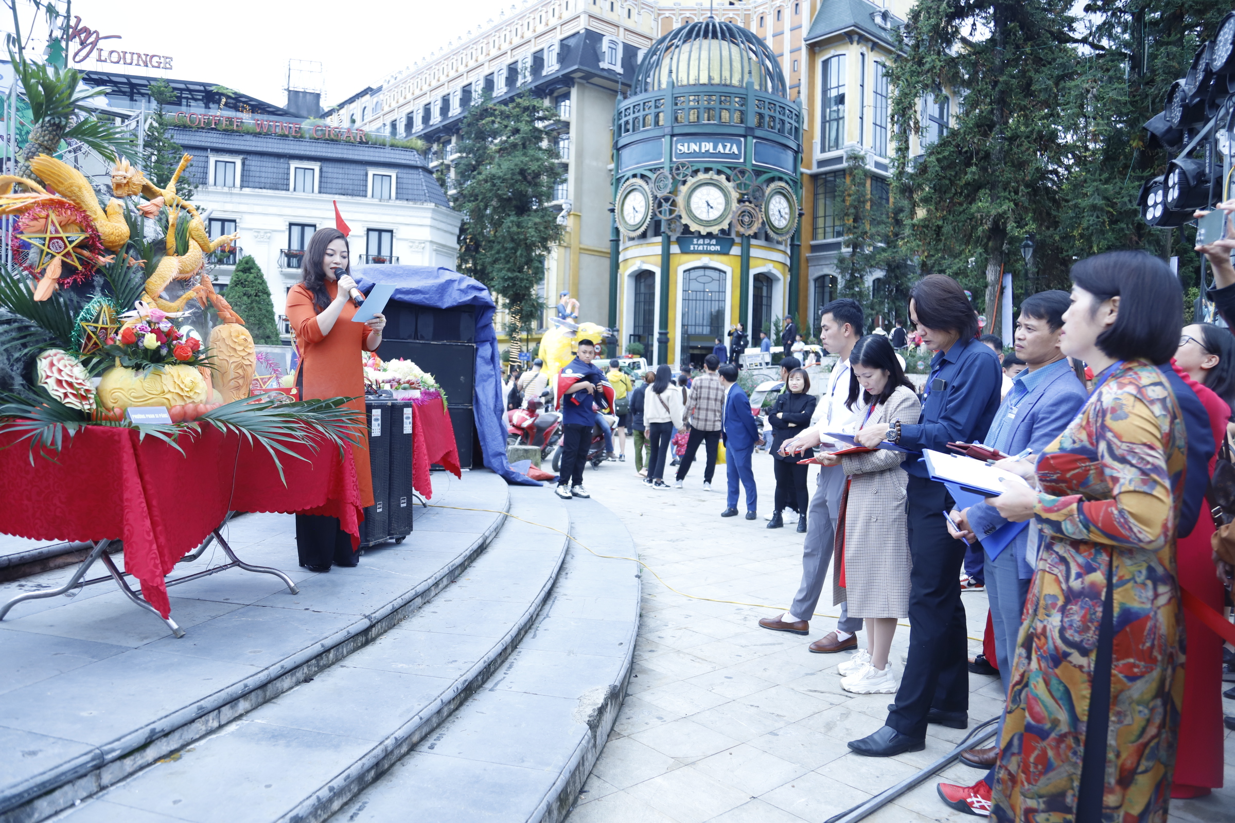 Ban tổ chức chấm giải các mâm cỗ Trung thu. _MG_2083.JPG