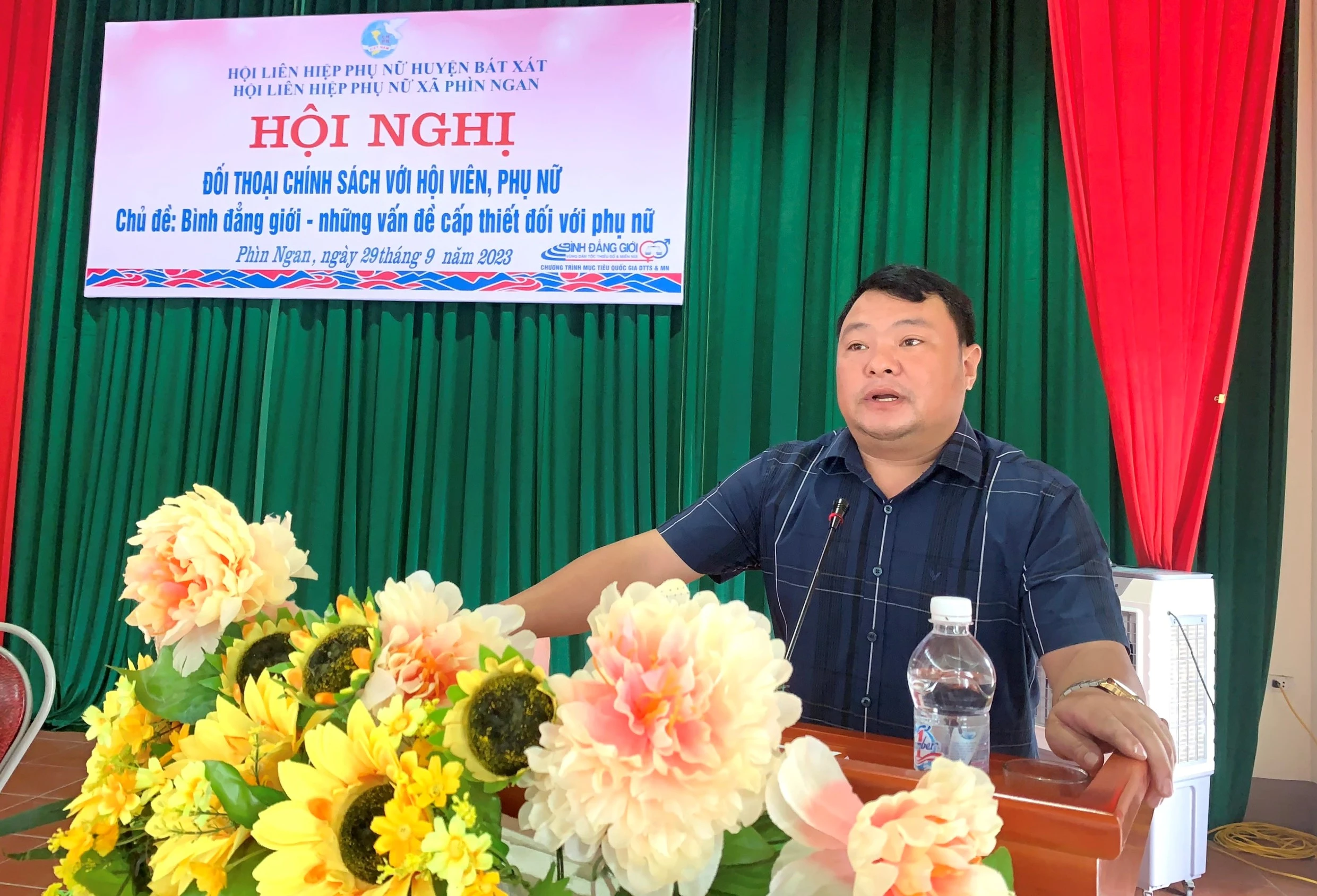 Lãnh đạo xã trả lời ý kiến của hội viên phụ nữ.jpg