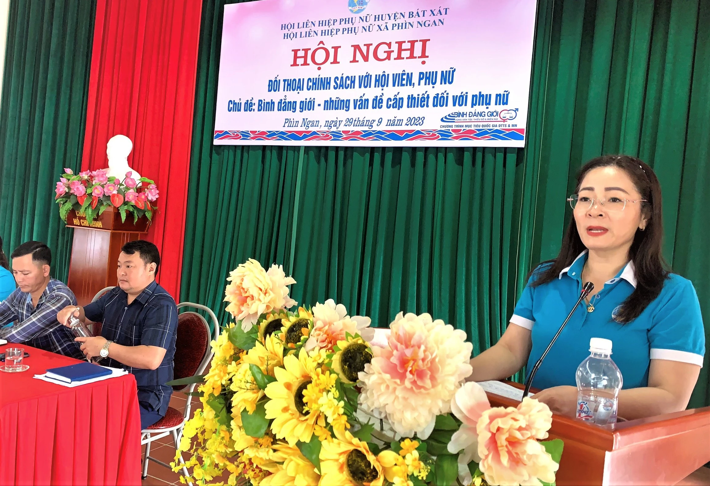 Lãnh đao hội phụ nữ huyện trả lời ý kiến.jpg