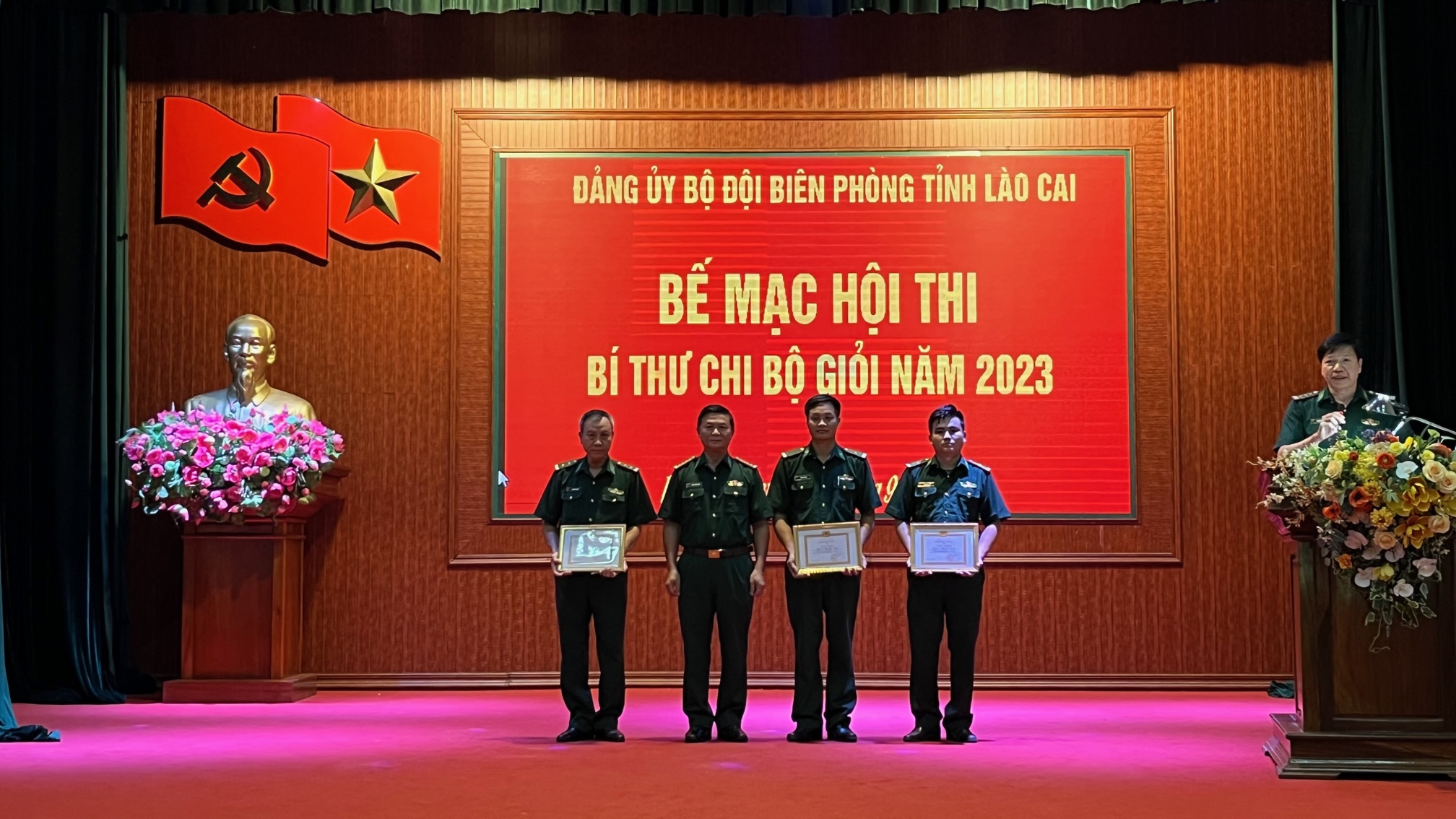 Trao giải cho các thí sinh đạt giải. Đại tá Trịnh Quang Trung, Chủ nhiệm Chính trị BĐBP Lào Cai trao giải ba cho các thí sinh.jpg
