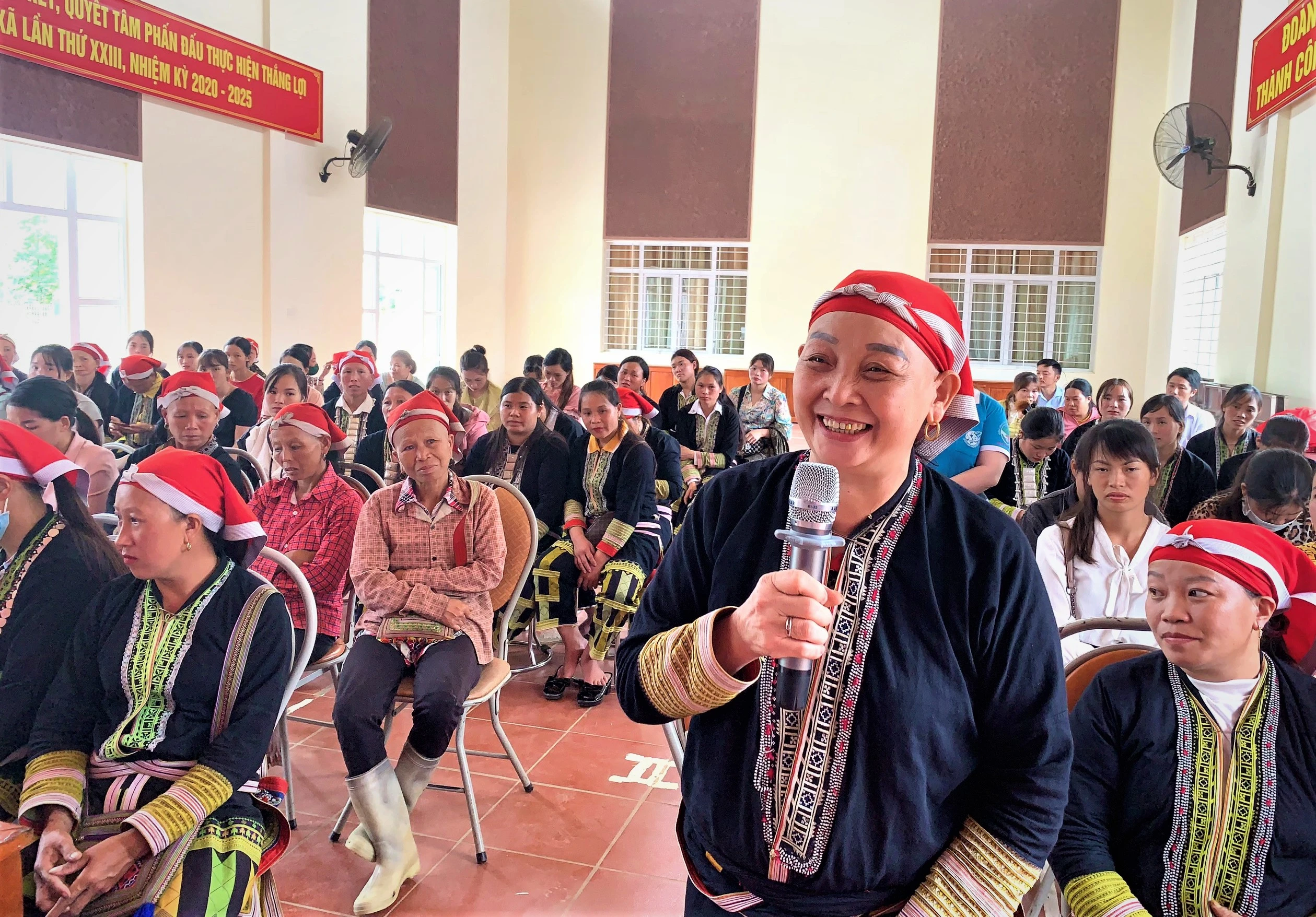 Hội viên phụ nữ thôn Van hồ phát biểu.jpg