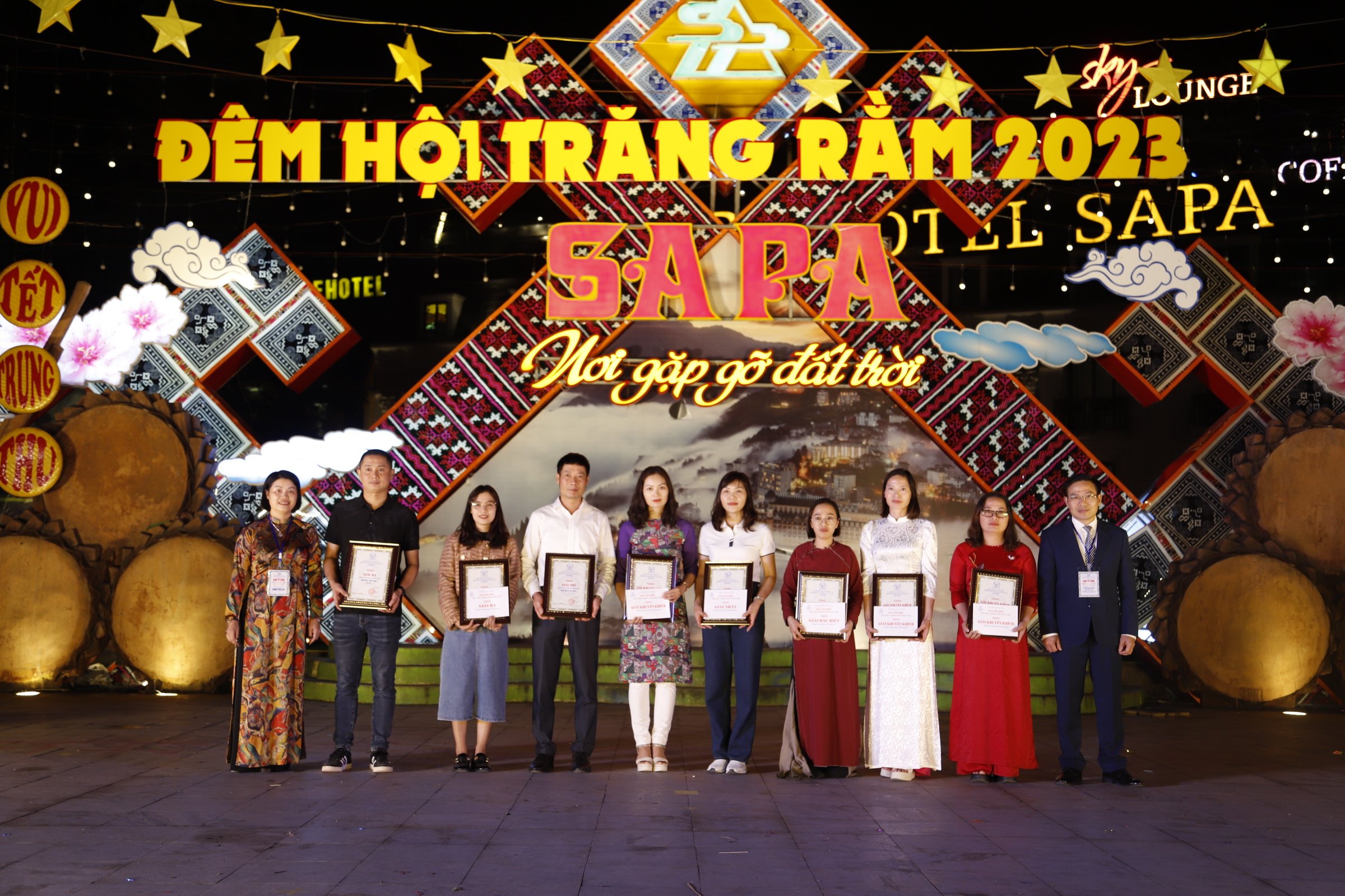 Trao giải các đội thi trang trí mâm cỗ Trung thu. z4739156924969_bcd8b42bea298cb11b732fec40013911.jpg