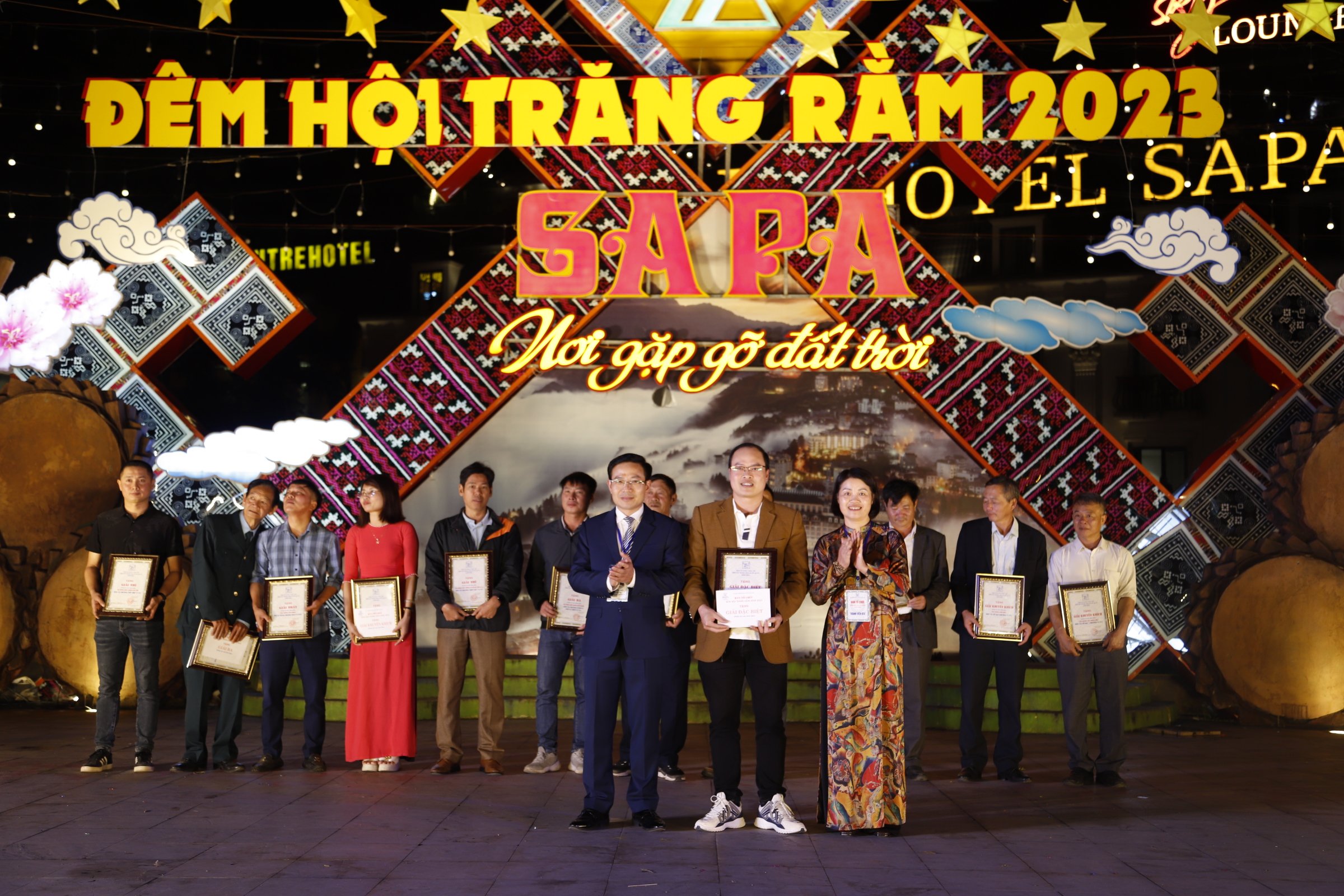 Trao giải cho các đội tham gia thi mô hình đèn Trung thu. Trao giải cho các đội tham gia thi mô hình đèn Trung thu.