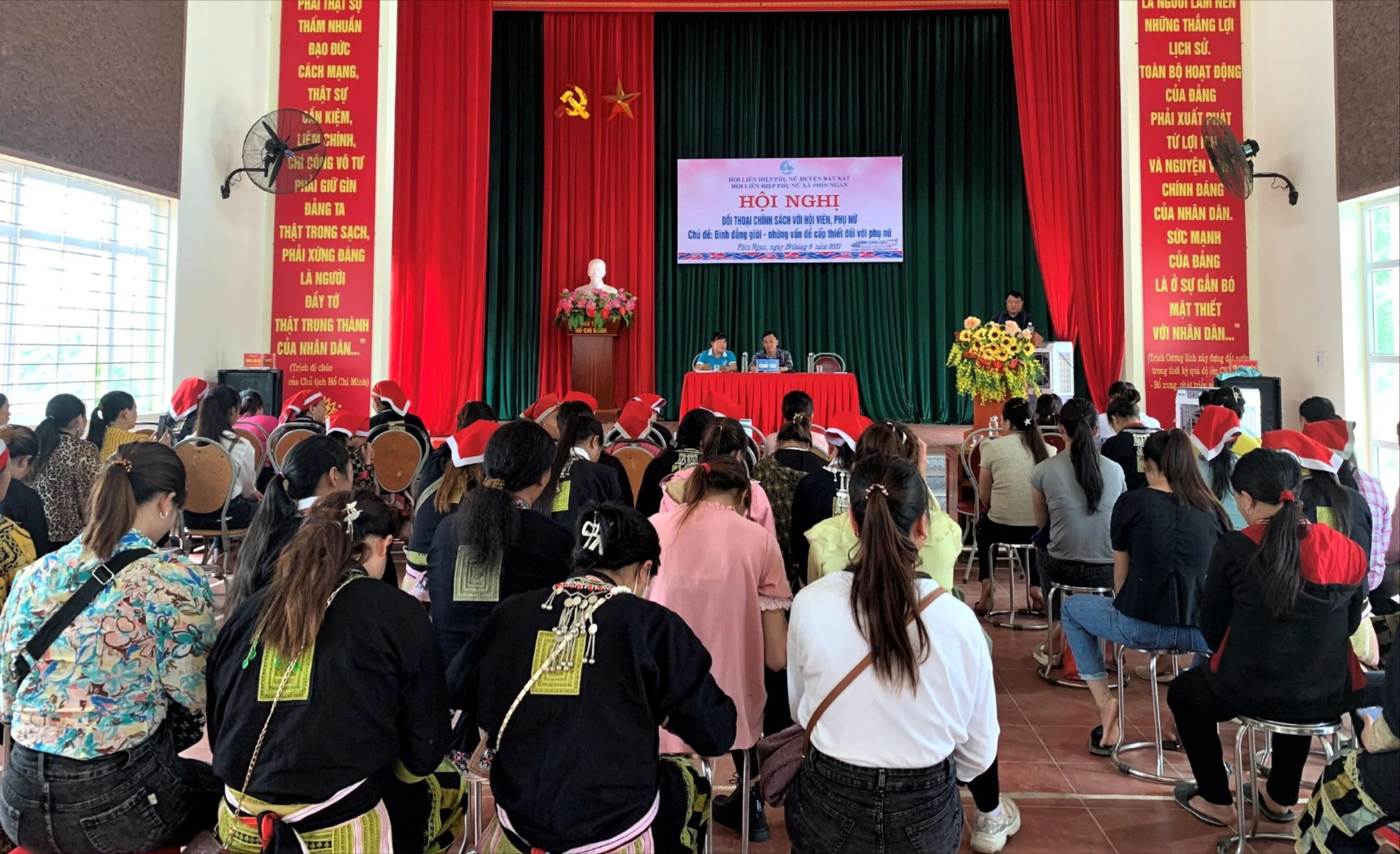 quang cảnh buổi đối thoai.jpg