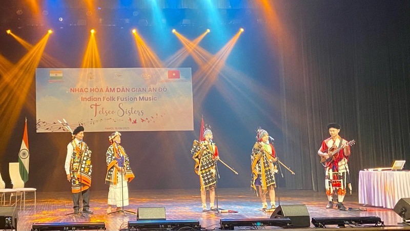 Nhóm nhạc Tetseo Sisters trình diễn các ca khúc truyền thống của người Ấn Độ. Nhóm nhạc Tetseo Sisters trình diễn các ca khúc truyền thống của người Ấn Độ.