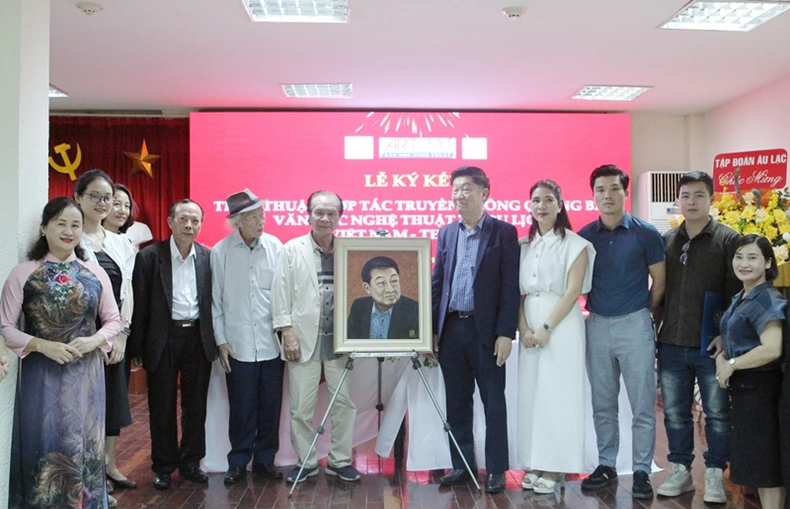 Ban lãnh đạo và cố vấn Thời báo Văn học nghệ thuật Việt Nam tặng quà lưu niệm đến lãnh đạo Tập đoàn Sol Thái Lan.